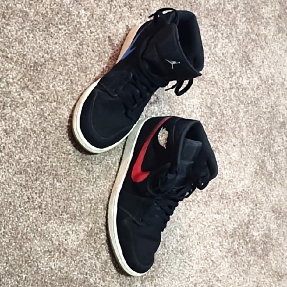Black High-Top Sneakers with Thick Sole and Padded Ankle